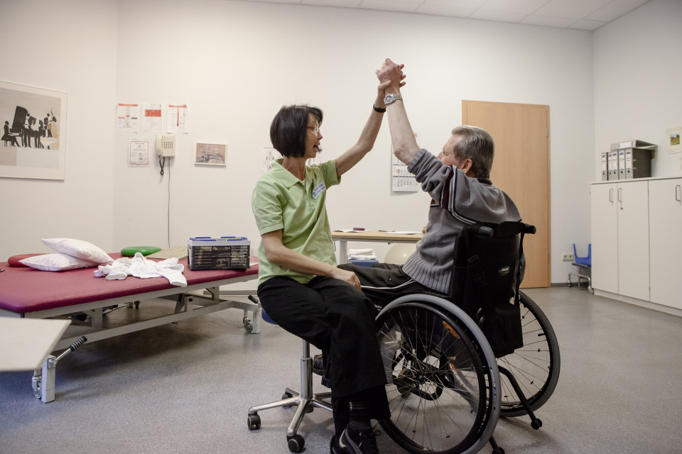 Ernst Friedrich Berninger does ergotherapy with Ingrid Weissinger. After many weeks at the center, Mr. Berninger has improved his mobility.